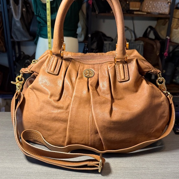 Tory Burch Handbags - Tory Burch Leather Crossbody/Shoulder Hobo Bag